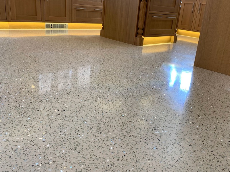 Comment polir le terrazzo sans perdre d'agrégats