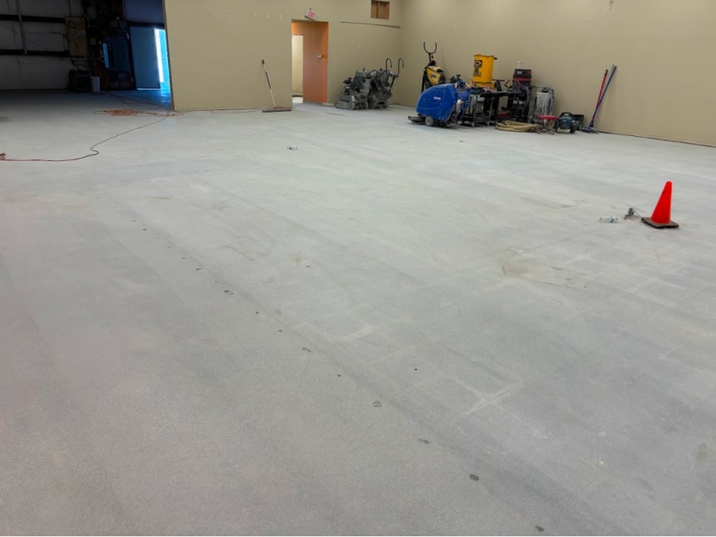 Comment meuler les sols en béton avant d'appliquer de l'époxy
