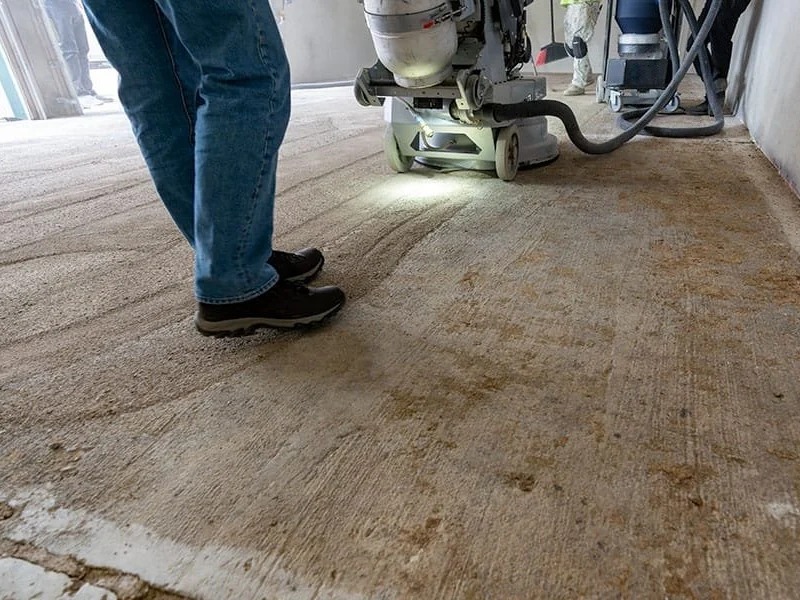 Avec quel grain dois-je commencer sur du béton rugueux ?