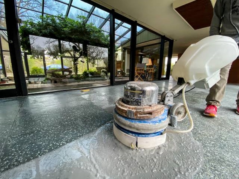 Comment poncer les sols en terrazzo étape par étape