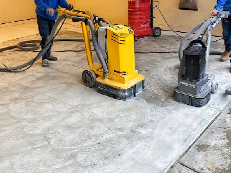 Pourquoi y a-t-il des marques de brûlure sur le béton après le ponçage ?